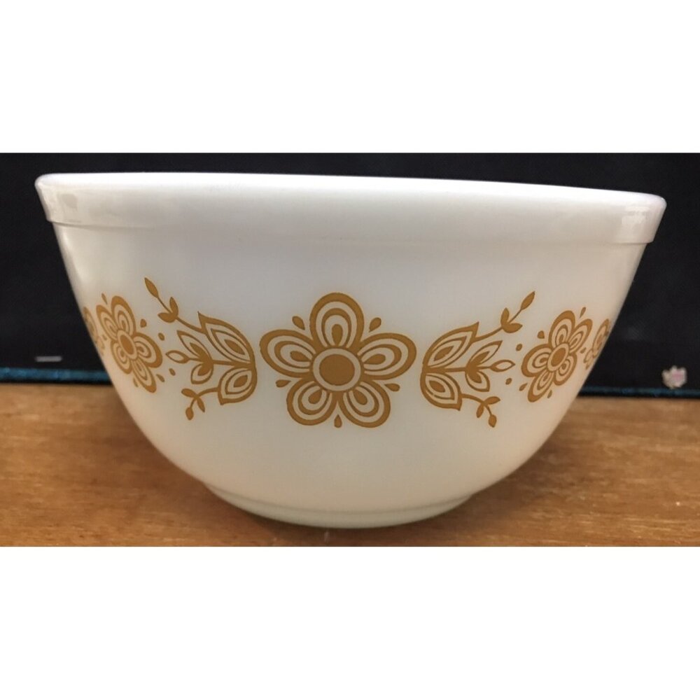 Vintage Pyrex Butterfly Gold 1 1/2 Qt Mixing Bowl #402 Very Good Condition!
